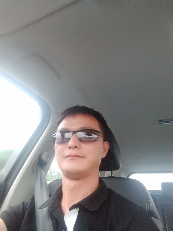 孤独的男人的第一张照片--珠海相亲服务中心