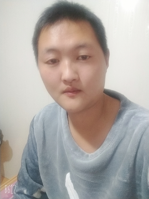 烟圈里透着伤的第二张照片--珠海相亲服务中心