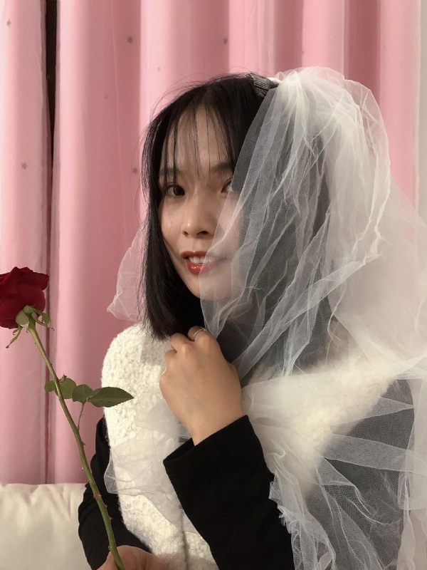 持紫菜包饭的女孩的第一张照片--珠海相亲服务中心