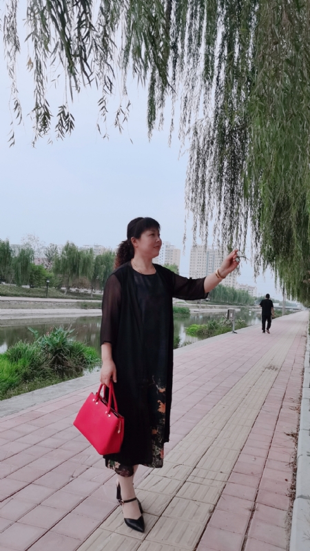 周本玲的第一张照片--珠海相亲服务中心